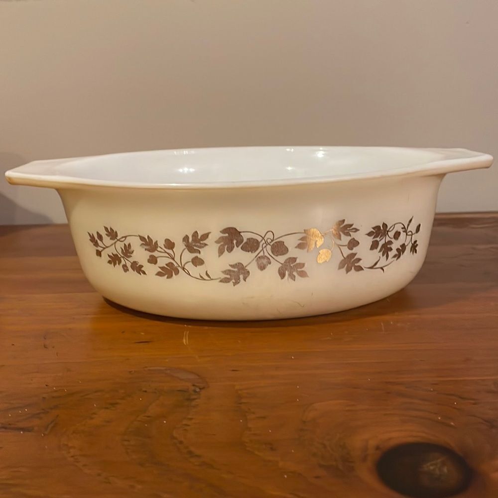 Pyrex Empire Golden Scroll Casserole Dish 1 1/2 quart
